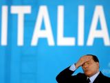 Silvio Berlusconi smerkia Vokietijai keliaklupsčiaujantį Italijos premjerą Mario Monti